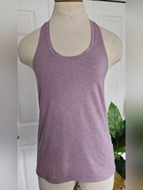 VUORI Lux Performance Tank Heathered Lilac purple color With Scoop Neckline Top!